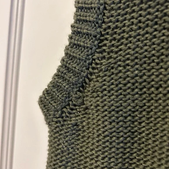 Olive green sleeveless sweater, size S - Picture 4 of 5